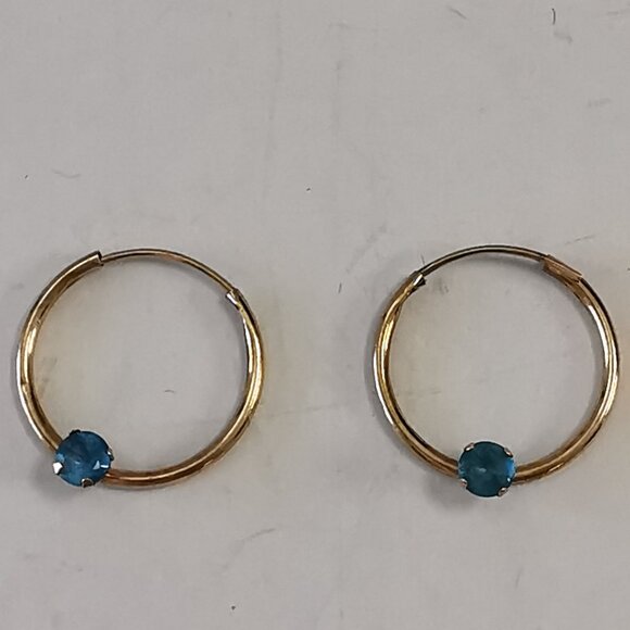 10 Kt Gold 'keeper' hoop Earrings with Blue Topaz stones - Picture 5 of 8